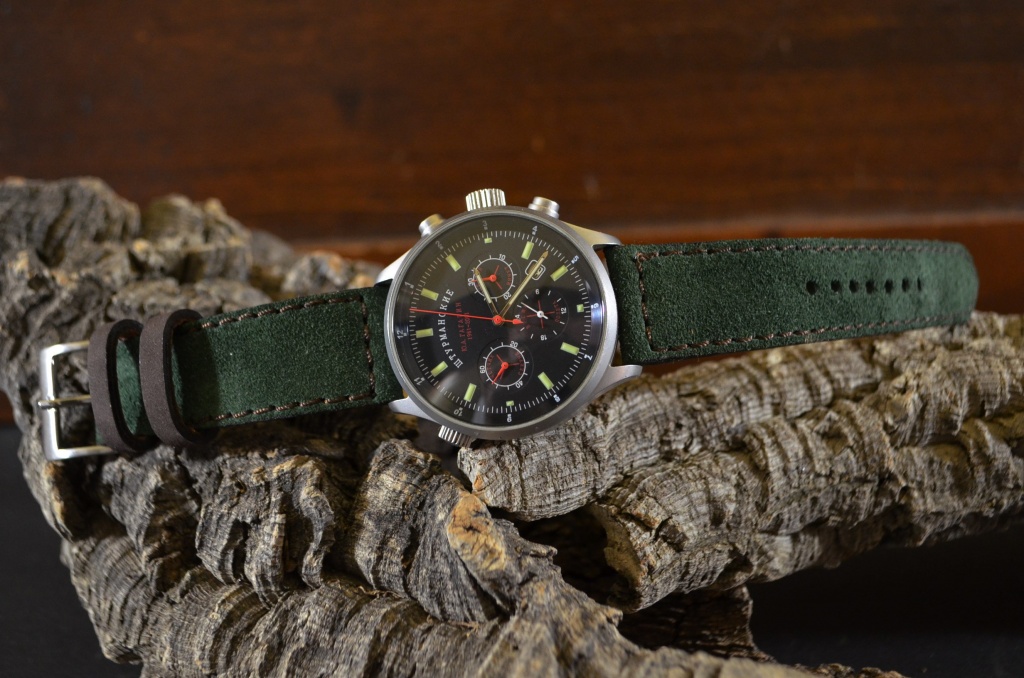 GREEN BROWN es una de nuestras correas reloj de piel hechas a mano, con nobuk de becerro. De color verde marrómn, con un espesor de 3 - 3.5 mm.