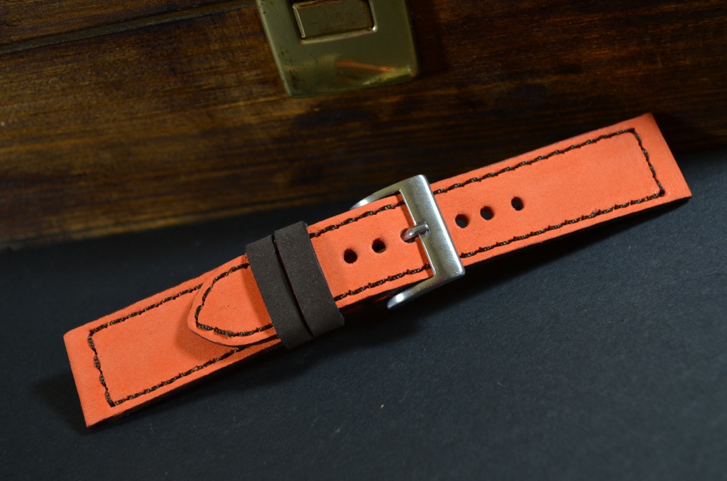 ORANGE BROWN es una de nuestras correas reloj de piel hechas a mano, con nobuk de becerro. De color marrón naranja, con un espesor de 3 - 3.5 mm.