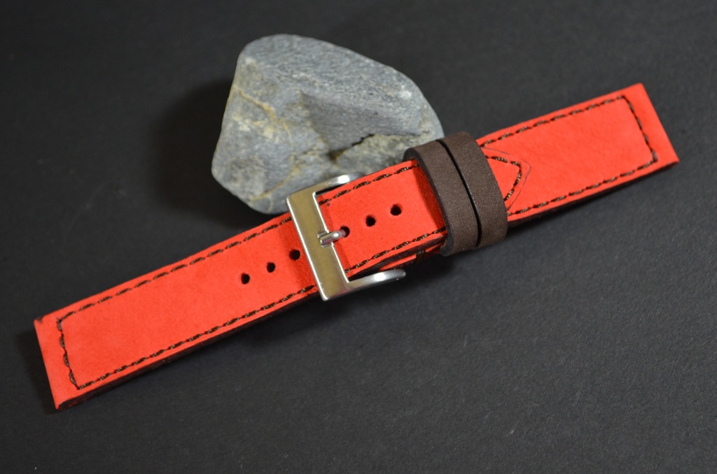 RED BROWN es una de nuestras correas reloj de piel hechas a mano, con nobuk de becerro. De color rojo marrón, con un espesor de 3 - 3.5 mm.