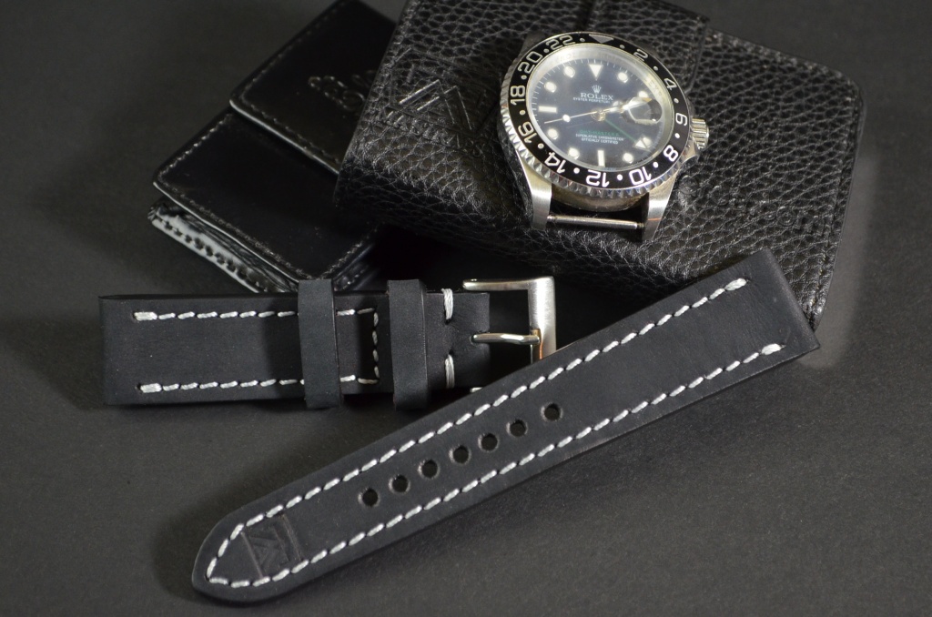 BLACK II es una de nuestras correas reloj de piel hechas a mano, con nobuk de becerro. De color negro, con un espesor de 3 - 3.5 mm.