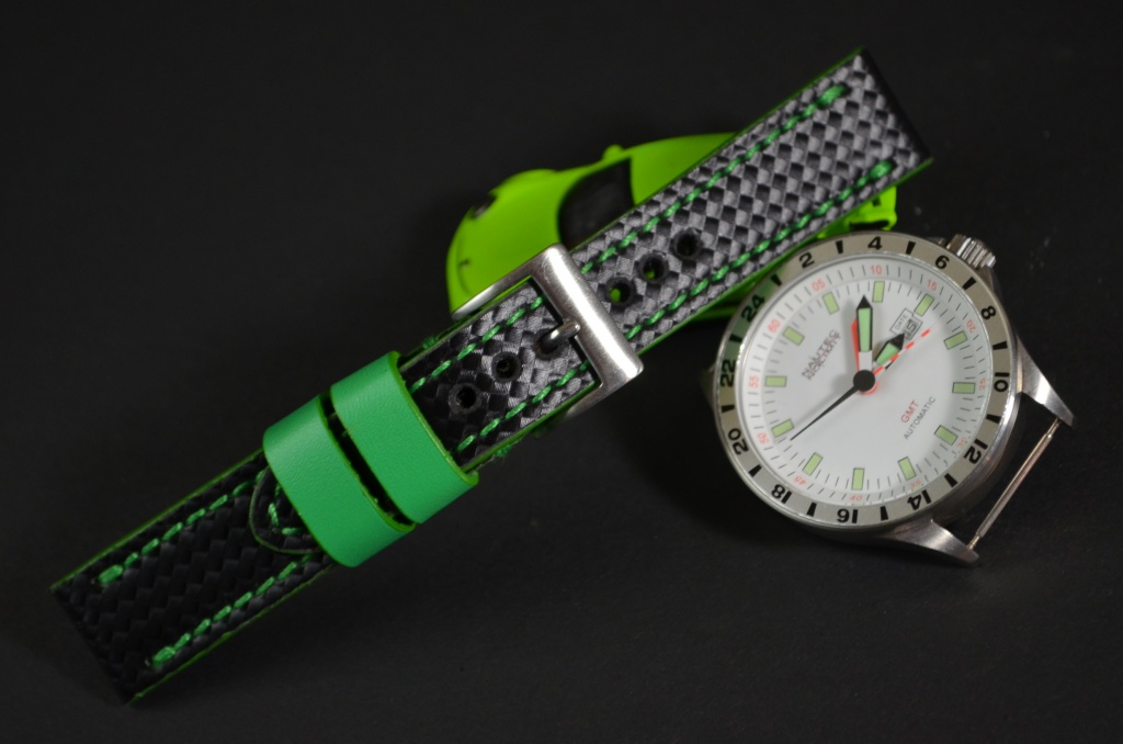 GREEN es una de nuestras correas reloj de piel hechas a mano, con piel de becerro. De color verde, con un espesor de 3 - 3.5 mm.