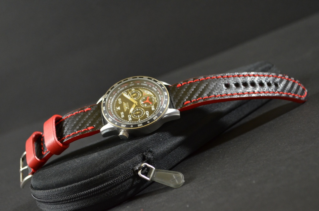 RED es una de nuestras correas reloj de piel hechas a mano, con piel de becerro. De color rojo, con un espesor de 3 - 3.5 mm.