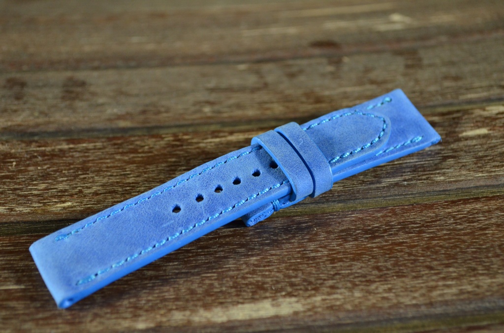 BLUE es una de nuestras correas reloj de piel hechas a mano, con cuero joven. De color azul, con un espesor de 3 - 3.5 mm.