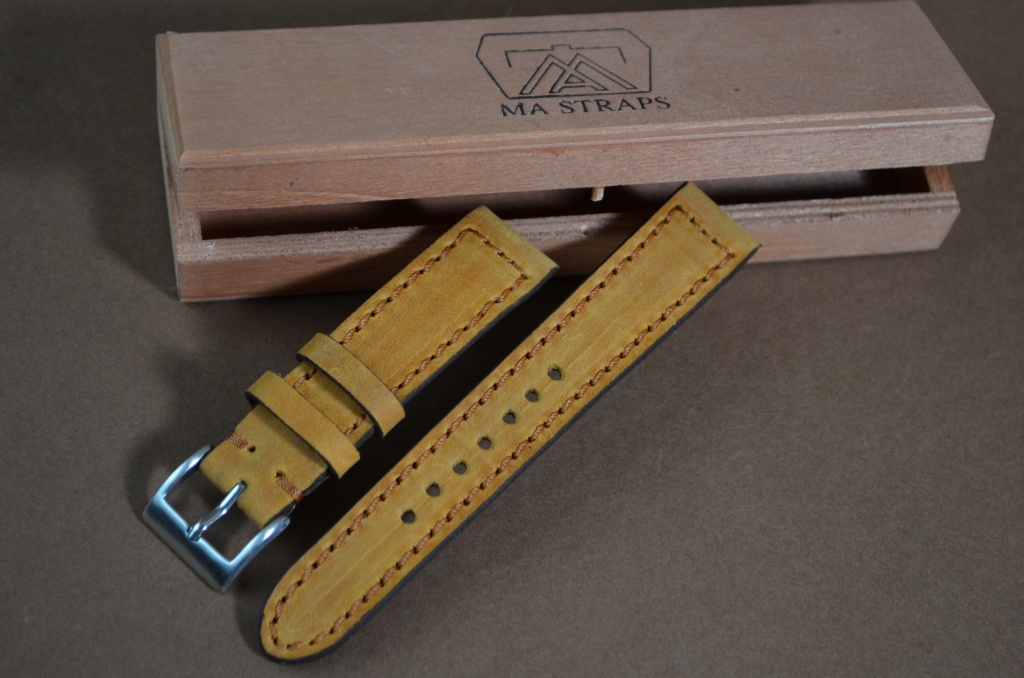 HAZELNUT es una de nuestras correas reloj de piel hechas a mano, con cuero joven. De color avellana, con un espesor de 3 - 3.5 mm.