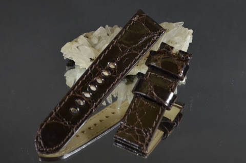 BROWN I 24-22 115-75 MM D es una de nuestras correas reloj de piel hechas a mano, con aligator brillante. De color marron oscuro, con un espesor de 4 - 4.5 mm.