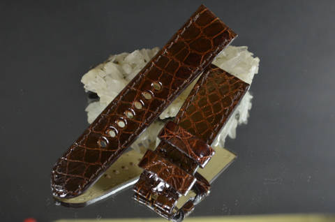 TOBACCO I 24-22 115-75 MM D es una de nuestras correas reloj de piel hechas a mano, con aligator brillante. De color tabaco, con un espesor de 4 - 4.5 mm.