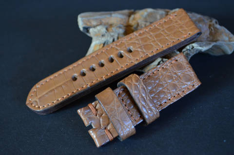 TABAC I 24-24 115-75 MM E es una de nuestras correas reloj de piel hechas a mano, con cocodrilo mate. De color tabaco mate, con un espesor de 4 - 4.5 mm.