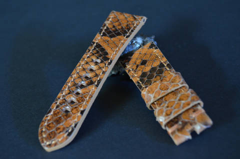 HONEY 26-22 115-75 MM D es una de nuestras correas reloj de piel hechas a mano, con lomo de pitón brillante. De color miel, con un espesor de 4 - 4.5 mm.