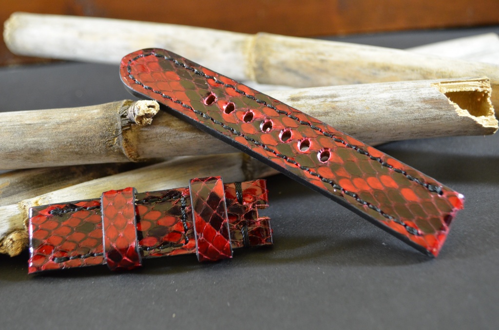 RED II 20-20 115-75 MM A is one of our hand crafted watch straps. Available in red color, 4 - 4.5 mm thick.