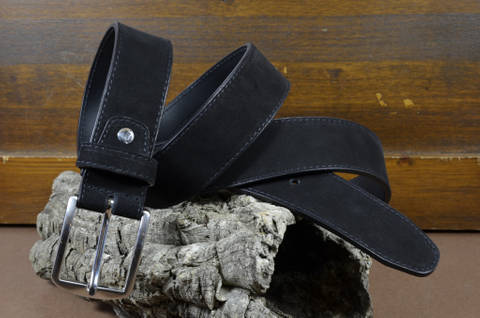 35MM NUBUK BLACK es uno de nuestros cinturones de cuero artesanales hechos a mano hechos a mano, con nobuk de becerro de calidad excepcional. De color negro, un espesor de 4 - 4.5 mm y 35 mm de ancho.