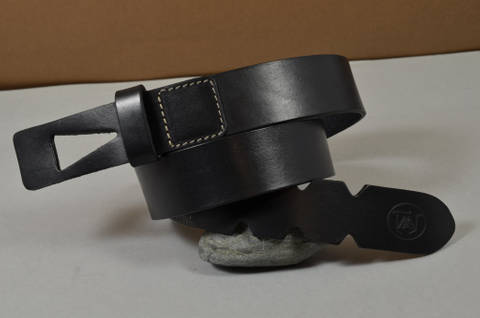 35MM CALF DESIGN ARROW BLACK es uno de nuestros cinturones de cuero artesanales hechos a mano hechos a mano, con cuero silla de montar de calidad excepcional. De color negro, un espesor de 4 - 4.5 mm y 35 mm de ancho.