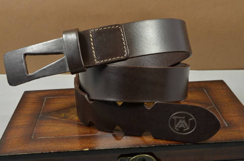 35MM CALF DESIGN ARROW BROWN es uno de nuestros cinturones de cuero artesanales hechos a mano hechos a mano, con cuero silla de montar de calidad excepcional. De color marron, un espesor de 4 - 4.5 mm y 35 mm de ancho.