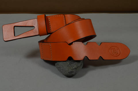 35MM CALF DESIGN ARROW ORANGE es uno de nuestros cinturones de cuero artesanales hechos a mano hechos a mano, con cuero silla de montar de calidad excepcional. De color naranja, un espesor de 3.5 - 4 mm y 35 mm de ancho.