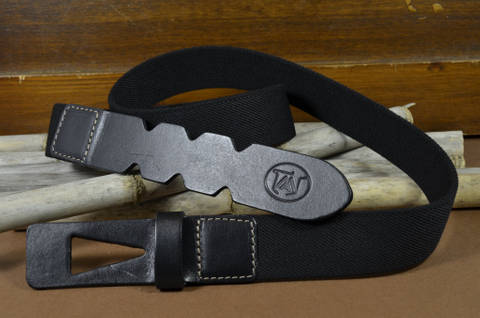 35MM CALF DESIGN STRETCH B-BLACK es uno de nuestros cinturones de cuero artesanales hechos a mano hechos a mano, con cuero silla de montar de calidad excepcional. De color negro, un espesor de 4 - 4.5 mm y 35 mm de ancho.