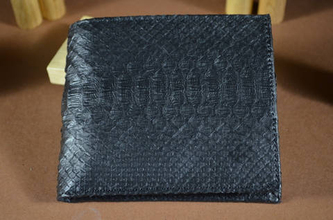 ROMA - PYTHON 3 BLACK es una de nuestras carteras de cuero artesanales hechas a mano en piel de ubrique hechas a mano, fabricada con vientre de pitón mate y cuero vacuno / textil en el interior. De color negro.