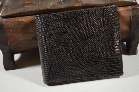 ROMA - LIZARD 11 BLACK es una de nuestras carteras de cuero artesanales hechas a mano en piel de ubrique hechas a mano, fabricada con lagarto salvador brillante y cuero vacuno / textil en el interior. De color negro.