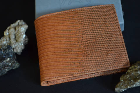 ROMA - LIZARD 6 CAMEL is one of our hand crafted wallets, made using salvator lizard matte & calfskin / textil in the interior. Available in camel color.