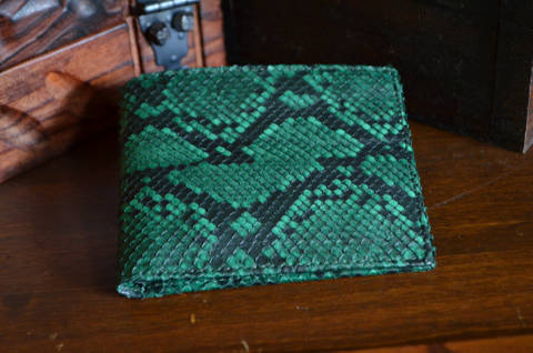 FIRENZE - PYTHON 14 GREEN es una de nuestras carteras de cuero artesanales hechas a mano en piel de ubrique hechas a mano, fabricada con lomo de pitón mate y cuero vacuno / textil en el interior. De color verde.