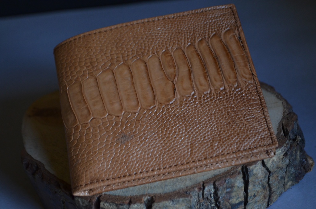 FIRENZE - OSTRICH LEG 25 HAVANA es una de nuestras carteras de cuero artesanales hechas a mano en piel de ubrique hechas a mano, fabricada con avestruz mate y cuero vacuno / textil en el interior. De color havana.