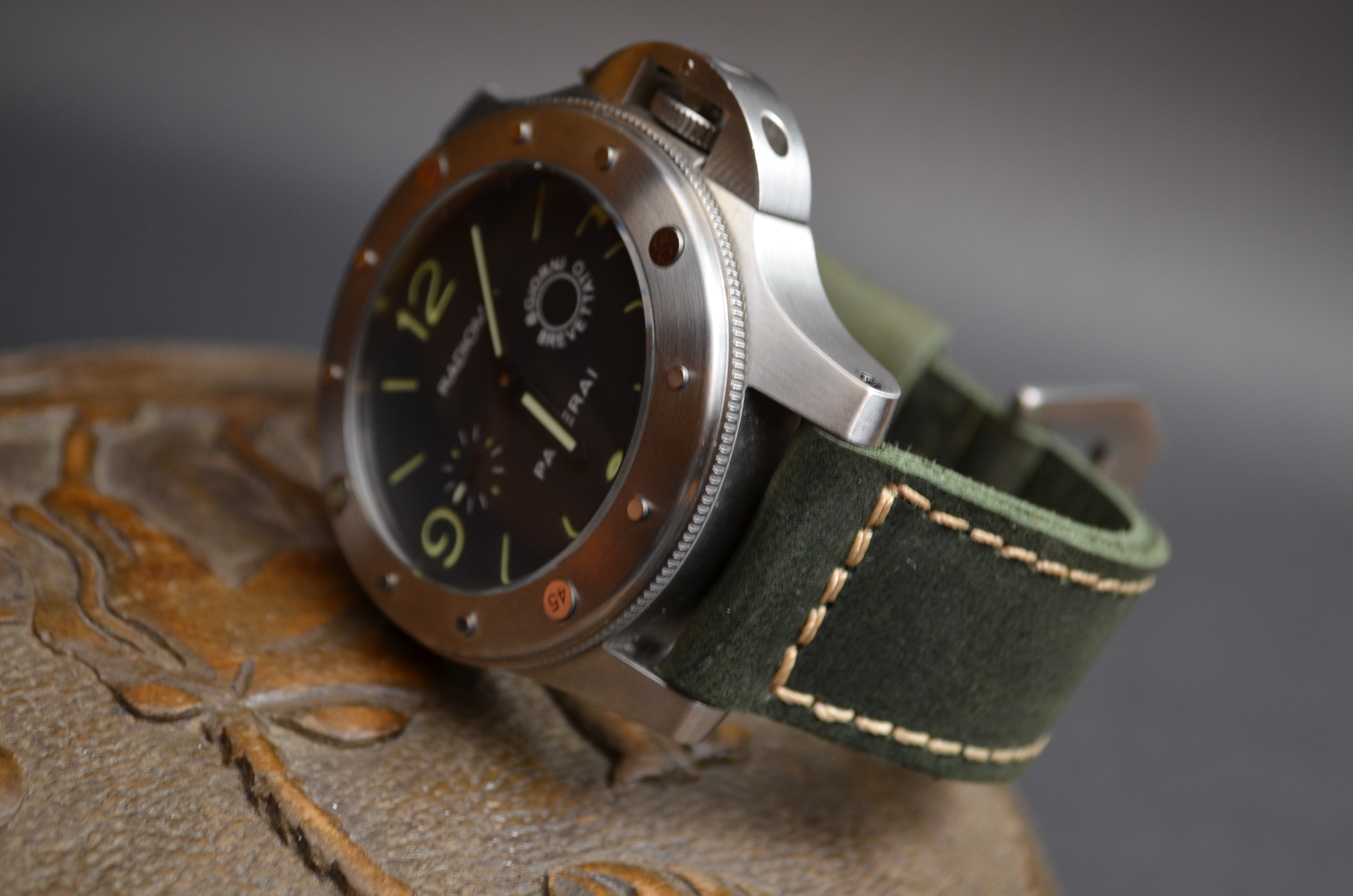 GREEN II es una de nuestras correas reloj de piel hechas a mano, con piel de becerro. De color verde, con un espesor de 4 - 4.5 mm.