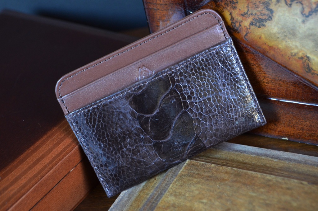 AMALFI - OSTRICH LEG 28 BROWN is one of our hand crafted wallets, made using ostrich leg shiny & calfskin / textil in the interior. Available in brown color.