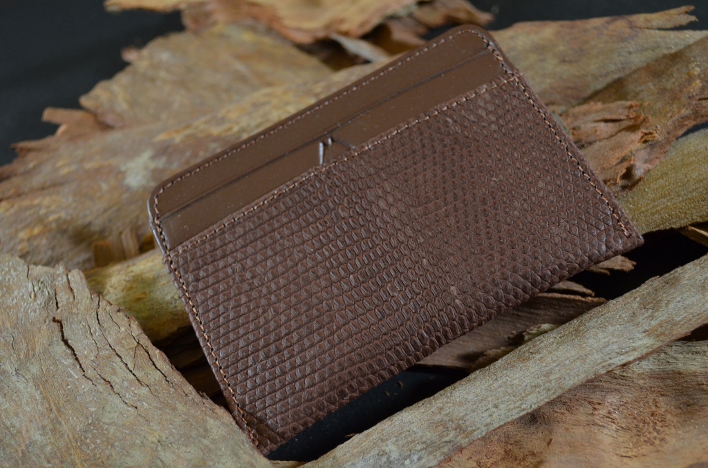 AMALFI - LIZARD 10 COFFEE is one of our hand crafted wallets, made using salvator lizard matte & calfskin / textil in the interior. Available in coffee color.