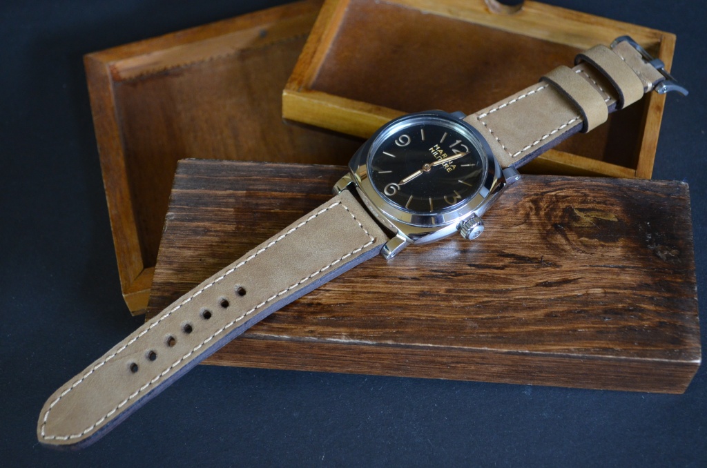 BEIGE es una de nuestras correas reloj de piel hechas a mano, con nobuk de becerro. De color beige, con un espesor de 4 - 4.5 mm.