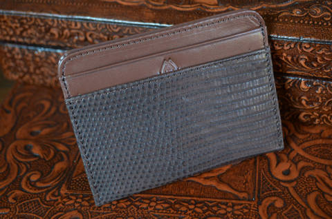 AMALFI - LIZARD 20 BROWN es una de nuestras carteras de cuero artesanales hechas a mano en piel de ubrique hechas a mano, fabricada con lagarto salvador mate y cuero vacuno / textil en el interior. De color marron.