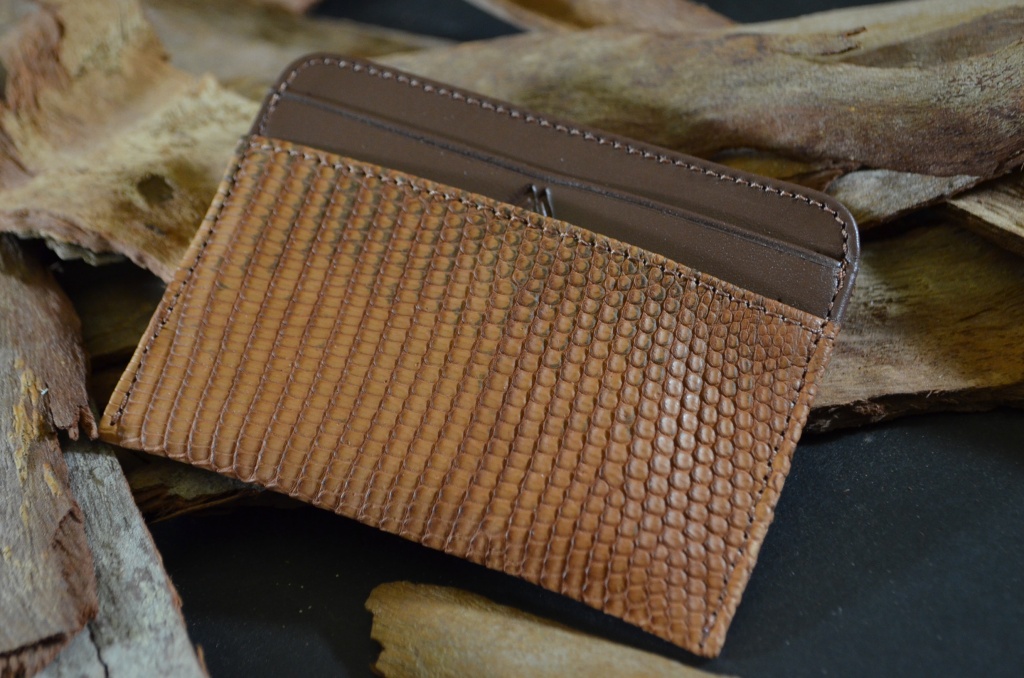 AMALFI - LIZARD 7 VINTAGE CAMEL is one of our hand crafted wallets, made using salvator lizard matte & calfskin / textil in the interior. Available in camel color.