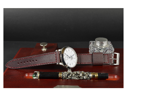 BURGUNDY I es una de nuestras correas reloj de piel hechas a mano, con piel de becerro. De color borgoña, con un espesor de 3 - 3.5 mm.