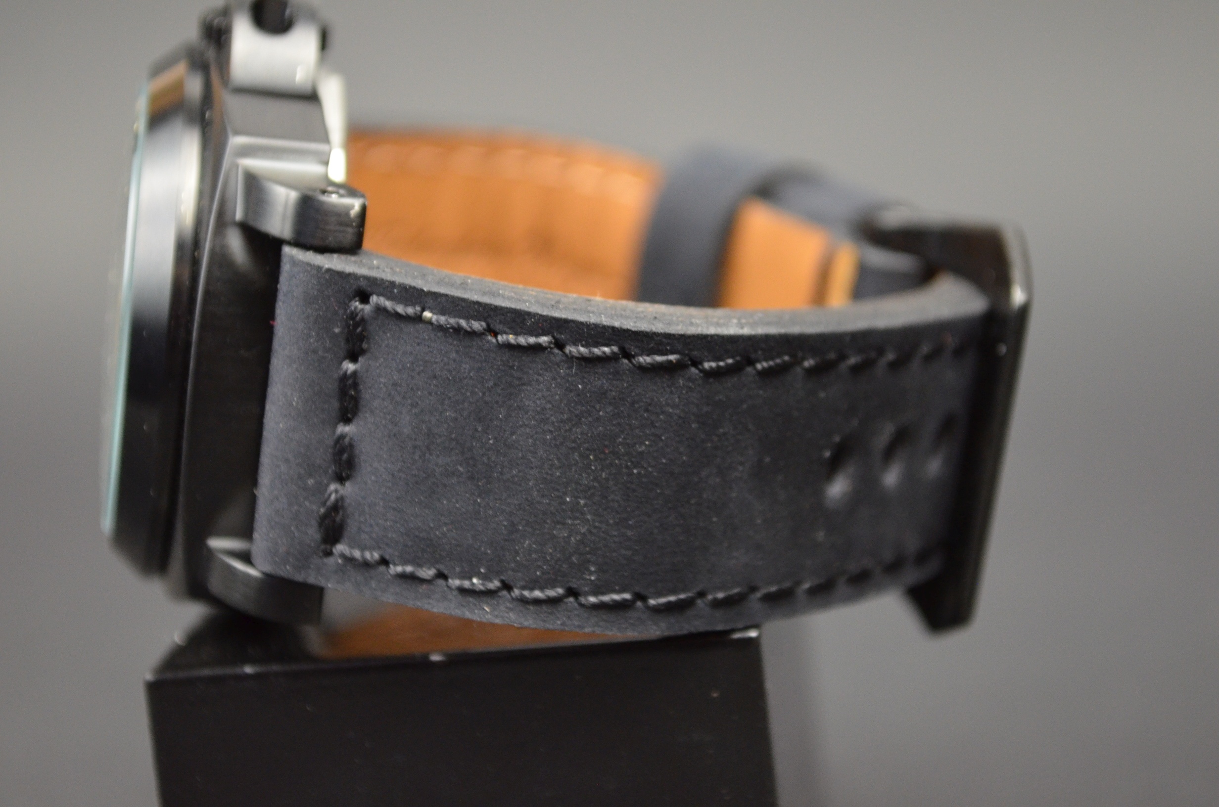 BLACK I es una de nuestras correas reloj de piel hechas a mano, con nobuk de becerro. De color negro, con un espesor de 4 - 4.5 mm.