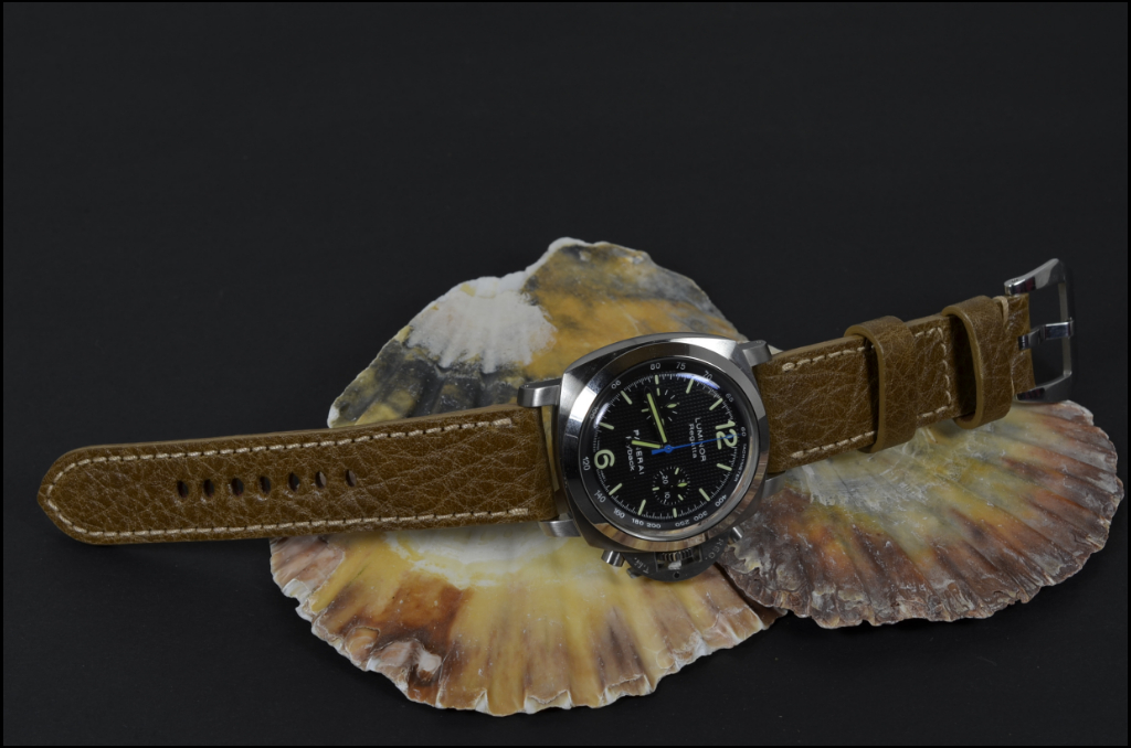 BEIGE I es una de nuestras correas reloj de piel hechas a mano, con piel de karabú. De color beige, con un espesor de 4 - 4.5 mm.