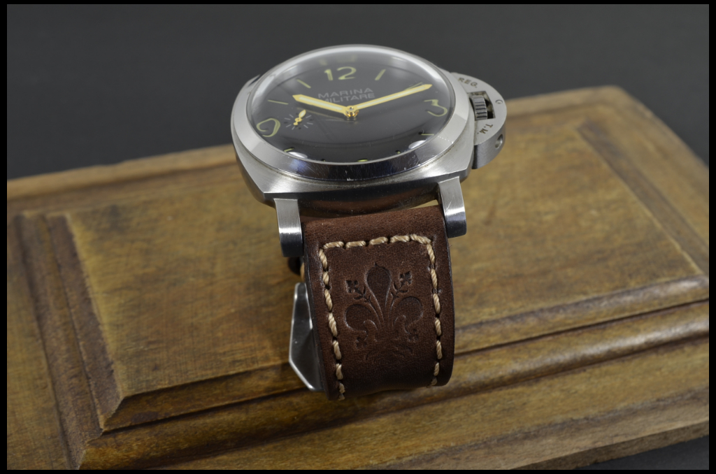 LILY es una de nuestras correas reloj de piel hechas a mano, con piel de becerro. De color marron oscuro, con un espesor de 4 - 4.5 mm.