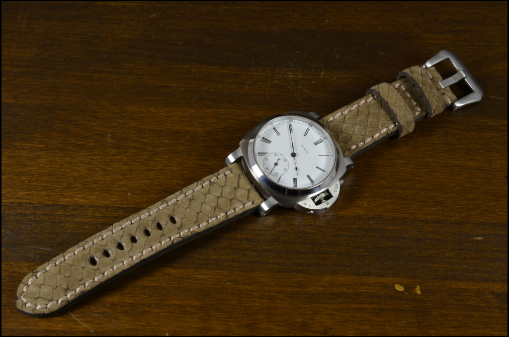 BEIGE NUBUK es una de nuestras correas reloj de piel hechas a mano, con lomo de pitón acabado nobuk. De color beige, con un espesor de 4 - 4.5 mm.