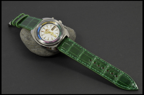 GREEN - SQUARE SCALE es una de nuestras correas reloj de piel hechas a mano, con aligator brillante. De color verde, con un espesor de 3 - 3.5 mm.