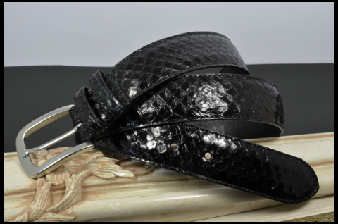 35MM EXOTIC PYTHON BLACK SHINY es uno de nuestros cinturones de cuero artesanales hechos a mano hechos a mano, con lomo de pitón brillante de calidad excepcional. De color negro, un espesor de 3.5 - 4 mm y 35 mm de ancho.