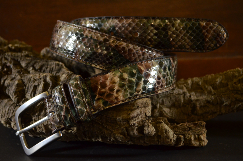 35MM EXOTIC PYTHON AFRICA SHINY es uno de nuestros cinturones de cuero artesanales hechos a mano hechos a mano, con lomo de pitón brillante de calidad excepcional. De color africa, un espesor de 3.5 - 4 mm y 35 mm de ancho.