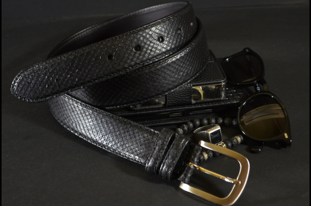 35MM EXOTIC PYTHON BLACK MATTE es uno de nuestros cinturones de cuero artesanales hechos a mano hechos a mano, con lomo de pitón mate de calidad excepcional. De color negro, un espesor de 3.5 - 4 mm y 35 mm de ancho.