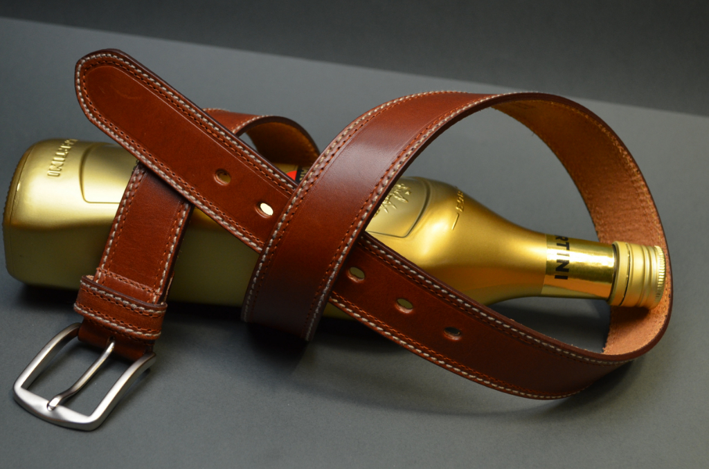 35MM CALF CASUAL HAVANA es uno de nuestros cinturones de cuero artesanales hechos a mano hechos a mano, con cuero silla de montar de calidad excepcional. De color havana, un espesor de 4 - 4.5 mm y 35 mm de ancho.