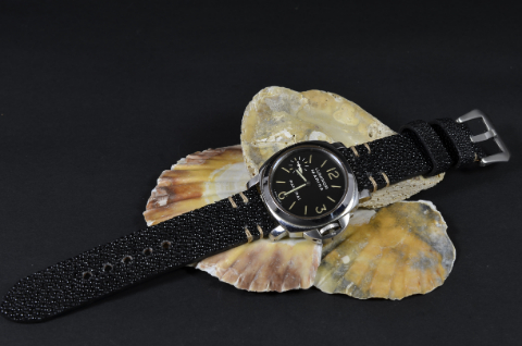 BEIGE es una de nuestras correas reloj de piel hechas a mano, con mantarraya. De color beige, con un espesor de 3.5 - 4 mm.