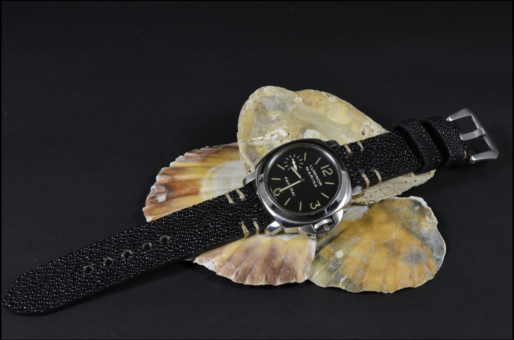 BEIGE es una de nuestras correas reloj de piel hechas a mano, con mantarraya. De color beige, con un espesor de 3.5 - 4 mm.