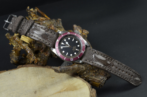NUBUK BROWN FANTASY MATTE es una de nuestras correas reloj de piel hechas a mano, con avestruz nobuk mate. De color marron fantasia, con un espesor de 3 - 3.5 mm.