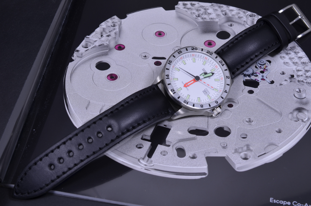 BLACK PADDED I es una de nuestras correas reloj de piel hechas a mano, con piel de becerro. De color negro, con un espesor de 3 - 3.5 mm.