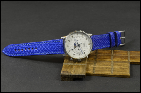 NAVY BLUE es una de nuestras correas reloj de piel hechas a mano, con ayers - sea snake shiny. De color azul marino, con un espesor de 3 - 3.5 mm.