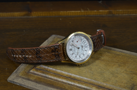 BROWN es una de nuestras correas reloj de piel hechas a mano, con ayers - sea snake shiny. De color marron, con un espesor de 3 - 3.5 mm.