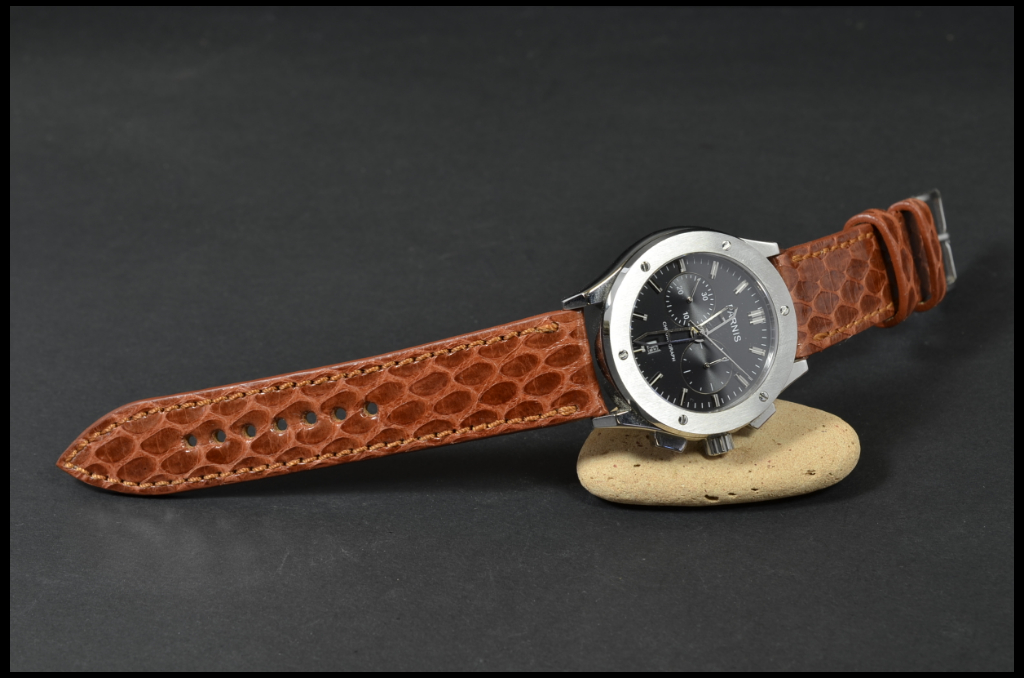 BROWN CARAMEL es una de nuestras correas reloj de piel hechas a mano, con ayers - sea snake shiny. De color marron caramelo, con un espesor de 3 - 3.5 mm.