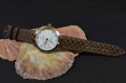 BROWN MOCCA es una de nuestras correas reloj de piel hechas a mano, con ayers - sea snake shiny. De color marron, con un espesor de 3 - 3.5 mm.