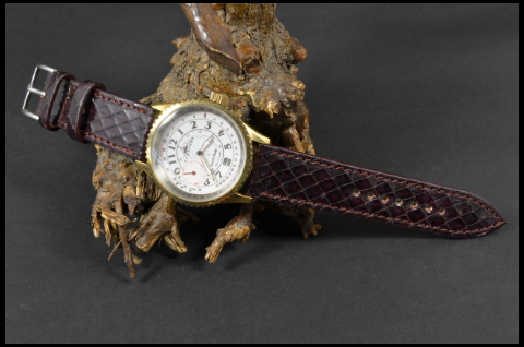 BROWN SYRUP es una de nuestras correas reloj de piel hechas a mano, con ayers - sea snake shiny. De color marron, con un espesor de 3 - 3.5 mm.