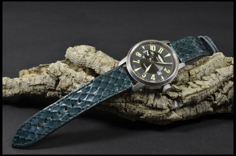 GREEN es una de nuestras correas reloj de piel hechas a mano, con ayers - sea snake shiny. De color verde, con un espesor de 3 - 3.5 mm.