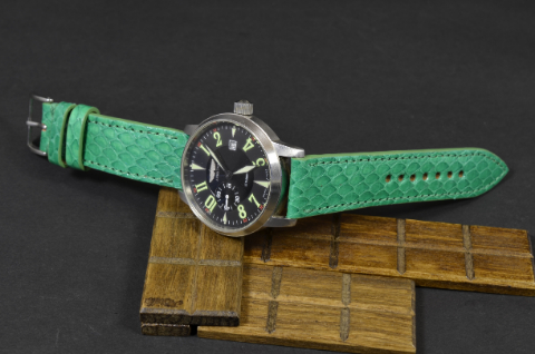 GREEN JUNGLE es una de nuestras correas reloj de piel hechas a mano, con ayers - sea snake shiny. De color verde, con un espesor de 3 - 3.5 mm.